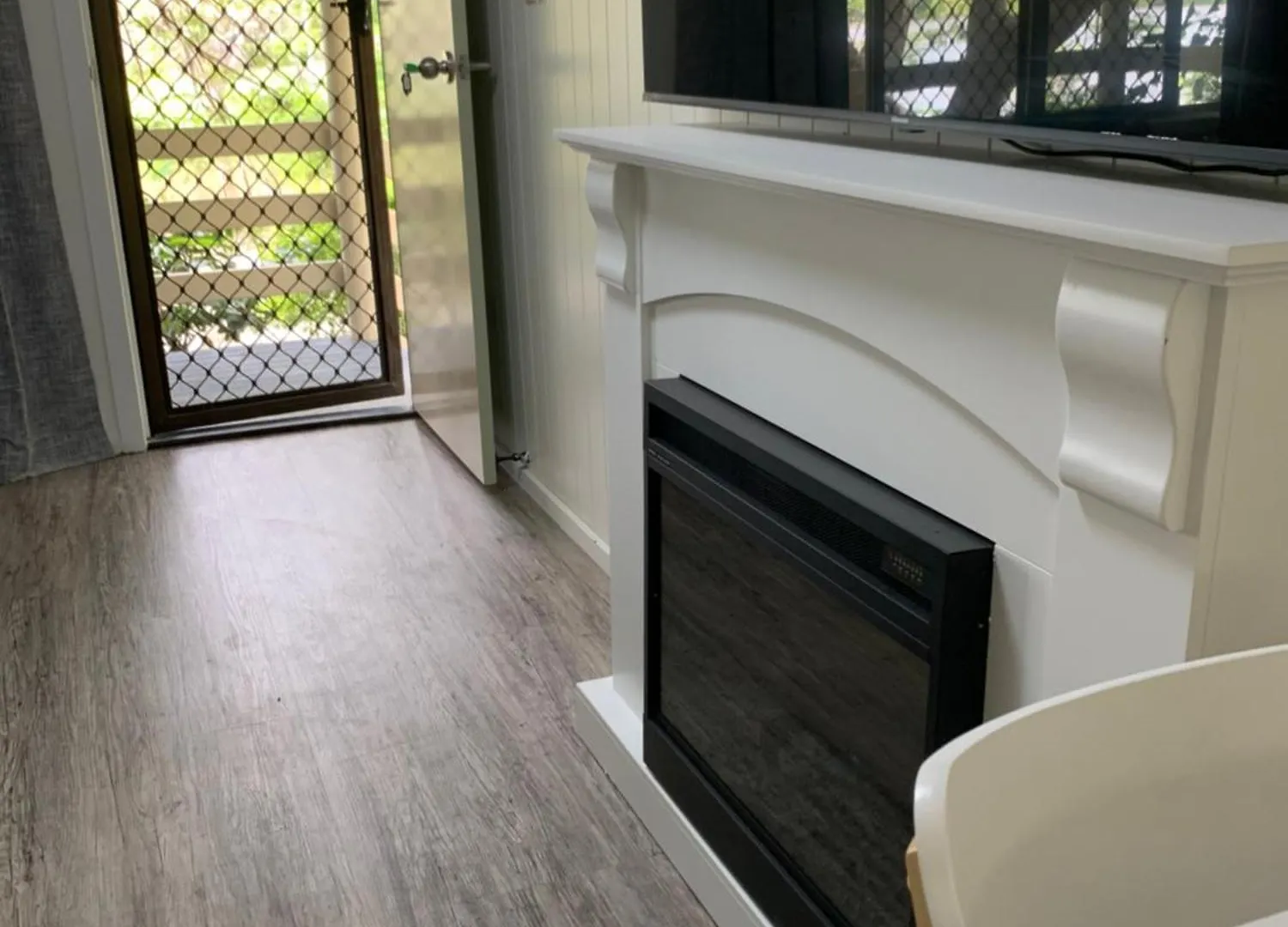 Apartment Turtle Cove Lake Front Cabin 300M To Beach Hervey Bay Australia